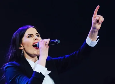 Cantora da Hillsong que descobriu ter aneurisma cerebral sai da UTI, após cirurgia | Notícias Gospel