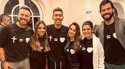 Jogador Roberto Firmino é batizado com a presença de amigos na Inglaterra