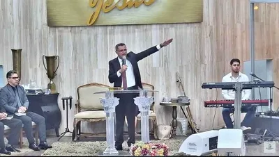 Pastor que obrigou fiéis a ficarem em pé durante culto pede perdão a igreja; “A abordagem foi inadequada”