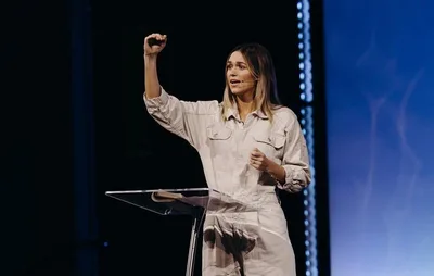 Atriz exorta cristãos que buscam identidade nas redes sociais: ‘Devemos buscar em Deus’