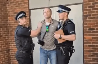 Pregador de rua americano é preso na Inglaterra por pregar em evento LGBT