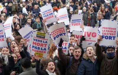 França tenta incluir aborto na Constituição do país
