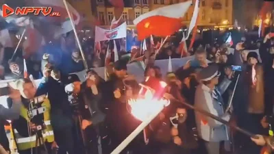 Poloneses gritam “morte aos judeus” enquanto queimam livro antissemita