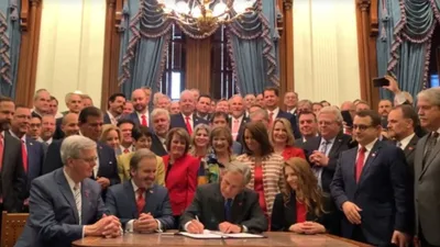 Texas assina projeto que proíbe aborto assim que batimento cardíaco fetal é detectado