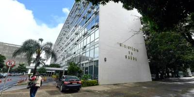 Ministério da Saúde reduz idade para tratamento de mudança de sexo em adolescentes