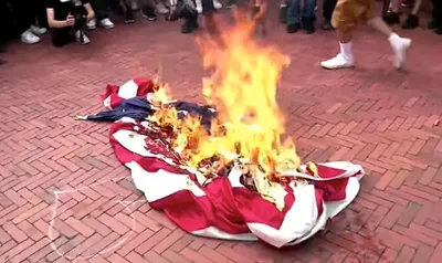 Manifestantes queimam bandeira dos EUA e hasteiam bandeira Palestina em Washington