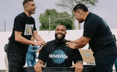 Humorista Nego Di é batizado nas águas em igreja