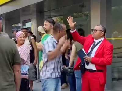 Mágico de rua se irrita com pregação de evangelista