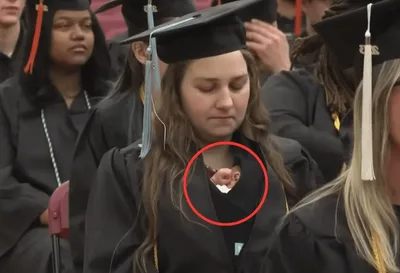 Vídeo de formatura viraliza após mãe levar bebê dentro de beca