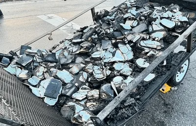 Bíblias são queimadas em frente à igreja no Domingo de Páscoa