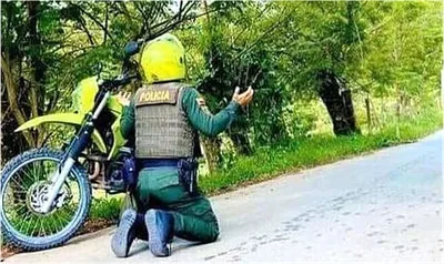 Policial se ajoelha para orar por proteção e comove: "Misericórdia"
