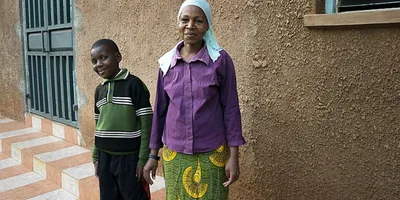 Criança ganha sapatos de missionários e mãe fica impactada: \"Esse amor não existe no Islã\"