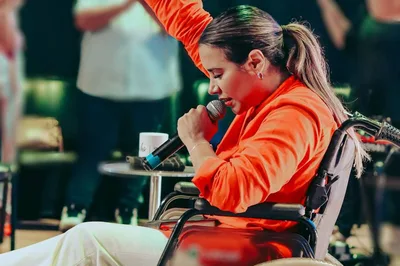 Pregadora Gabriela Lopes assusta internautas ao surgir de cadeira de rodas