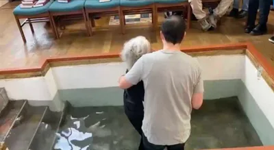 Pastor batiza senhora de 77 anos e afirma: “Jesus sempre vence!”