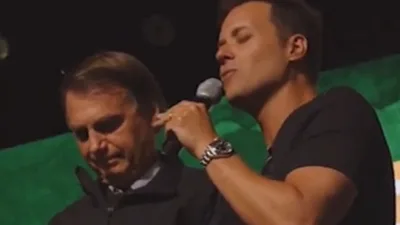Nos Estados Unidos, Bolsonaro vai a culto na Logoinha Church