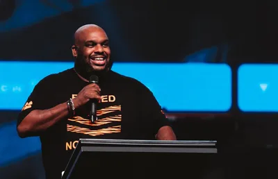 Pastor John Gray deixa hospital após embolia pulmonar: "Deus mudou o rumo da batalha"