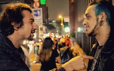 Jovem é evangelizado na Rua Augusta em SP e é alcançado pelo Evangelho: "Jesus me ama"