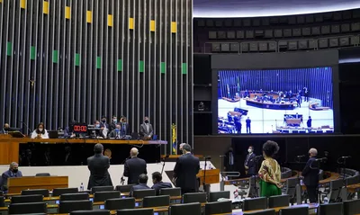 Câmara rejeita “distritão”, mas aprova volta de coligações