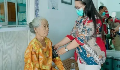 Durante missão na Indonésia, médicos evangelizam pacientes