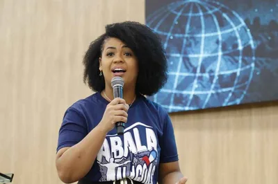 Cantora que recusou interpretar música secular em reality da TV canta no Abala Alagoas