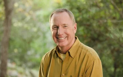 Ativistas LGBTs tentam impedir pregação de Max Lucado em Catedral