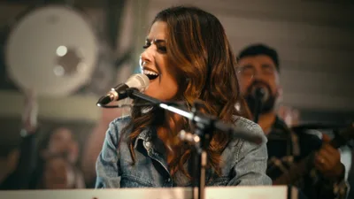 ‘Em Teus Braços Estou Seguro’: Rachel Novaes lança nova música