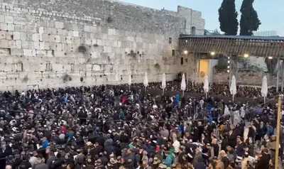Pelo menos 50 mil pessoas se reunem no Muro das Lamentações para orar por reféns em Gaza