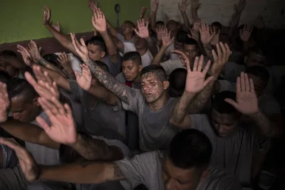 1.600 membros de gangues rivais se convertem a Jesus em prisão de El Salvador