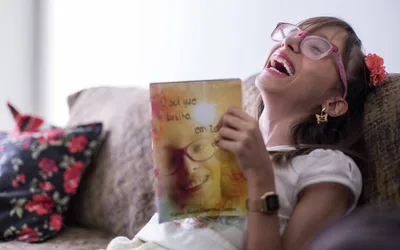 Menina que teria apenas 15 minutos de vida completa 15 anos: "Deus no controle"