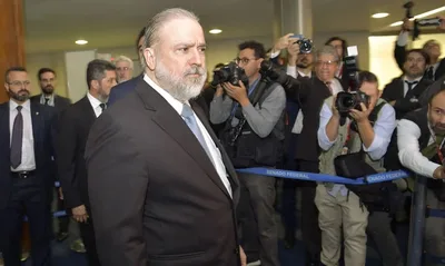 PGR quer tirar de Gilmar Mendes processo sobre liberação de cultos e missas