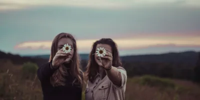 Influenciadoras lançam devocional sobre autoestima da mulher cristã