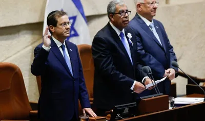 Isaac Herzog toma posse como presidente de Israel e faz juramento sobre Bíblia do pai
