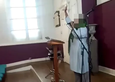 ‘Deus dos judeus’: muçulmana invade culto com gritos islâmicos