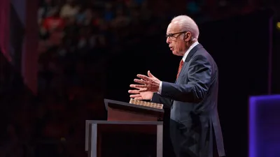 Pastor processa governo da Califórnia por restringir cultos: "O cabeça da igreja é Cristo"