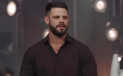 Pastor é criticado ao elogiar música de filho com sexo, armas e dinheiro