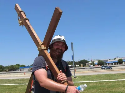 Homem carrega cruz de madeira e prega o Evangelho por rodovias: "Deus me chamou"