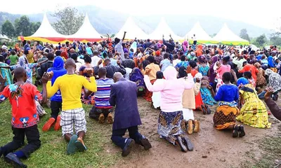 Centenas enfrentam chuva para se entregar a Jesus, em Uganda