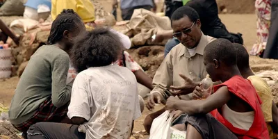 Milionário desiste de fortuna para cuidar de crianças na África: \"Deus falou comigo\"