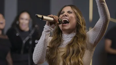 Gabriela Rocha anuncia gravidez e fãs resgatarem profecias à cantora
