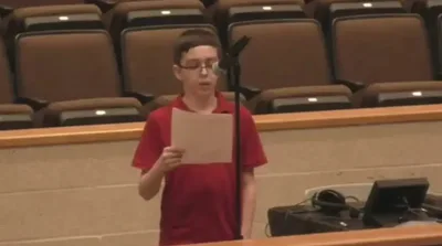 Menino enfrenta conselho escolar por usar camiseta "só existem 2 gêneros"