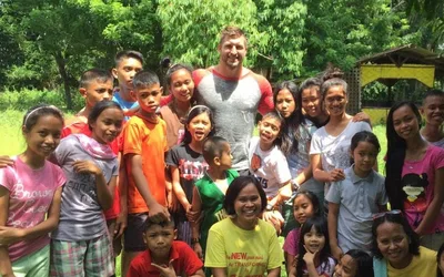 Ex-astro da NFL descobriu seu chamado nas selvas das Filipinas: "Deus abriu meus olhos"