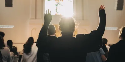 \"Abertos para a fé\": Igrejas no Reino Unido recebem mais fieis do que antes da pandemia