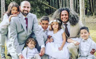 Casal gay realiza sonho de batizar os filhos em igreja