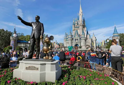 Cristãos protestam contra sede da Disney por promover ideologia de gênero