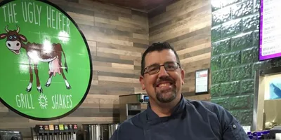 Pastor usa toda a sua poupança para abrir um restaurante beneficente