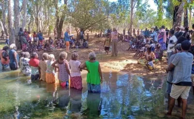 Mais de 100 aborígenes são batizados em cerimônia na Austrália