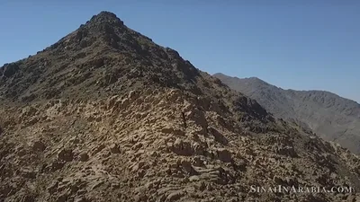 Arqueólogos dizem que encontraram a montanha onde Moisés recebeu os Dez Mandamentos