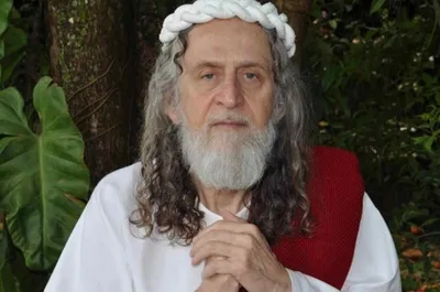 Aos 76 anos, Inri Cristo usa lei sancionada por Bolsonaro para mudar de nome