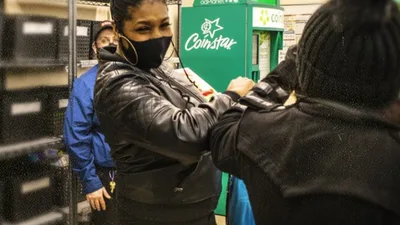 Por causa da pandemia, igreja ajuda a pagar as contas em supermercado