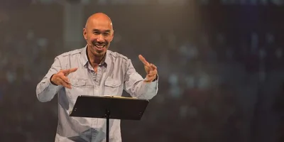 Pastor batiza o melhor amigo após passar 30 anos orando por sua conversão